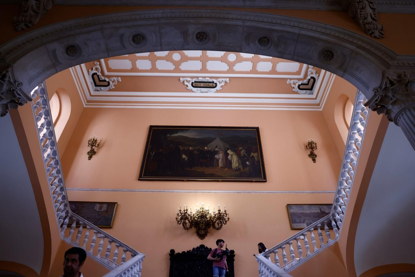 La escalera principal del Ayuntamiento de Sevilla.