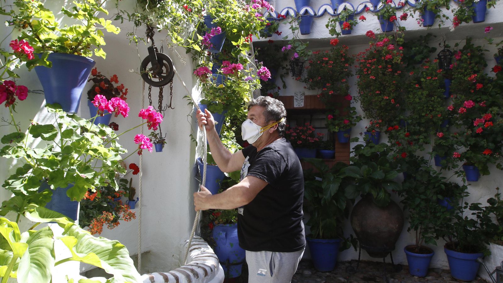 Rafael Córdoba saca agua del pozo de Postrera, 28.