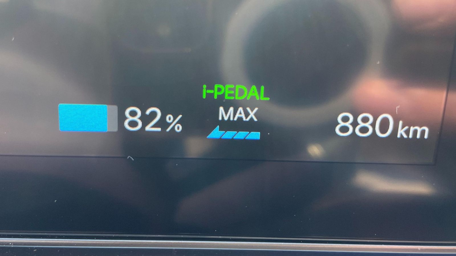 Existe la posibilidad de regular con levas en el volante los distintos niveles de frenada regenerativa, que alcanzan la máxima retención cuando no se acelera con el ajuste i-Pedal. Existe la posibilidad de regular con levas en el volante los distintos niveles de frenada regenerativa, que alcanzan la máxima retención cuando no se acelera con el ajuste i-Pedal.