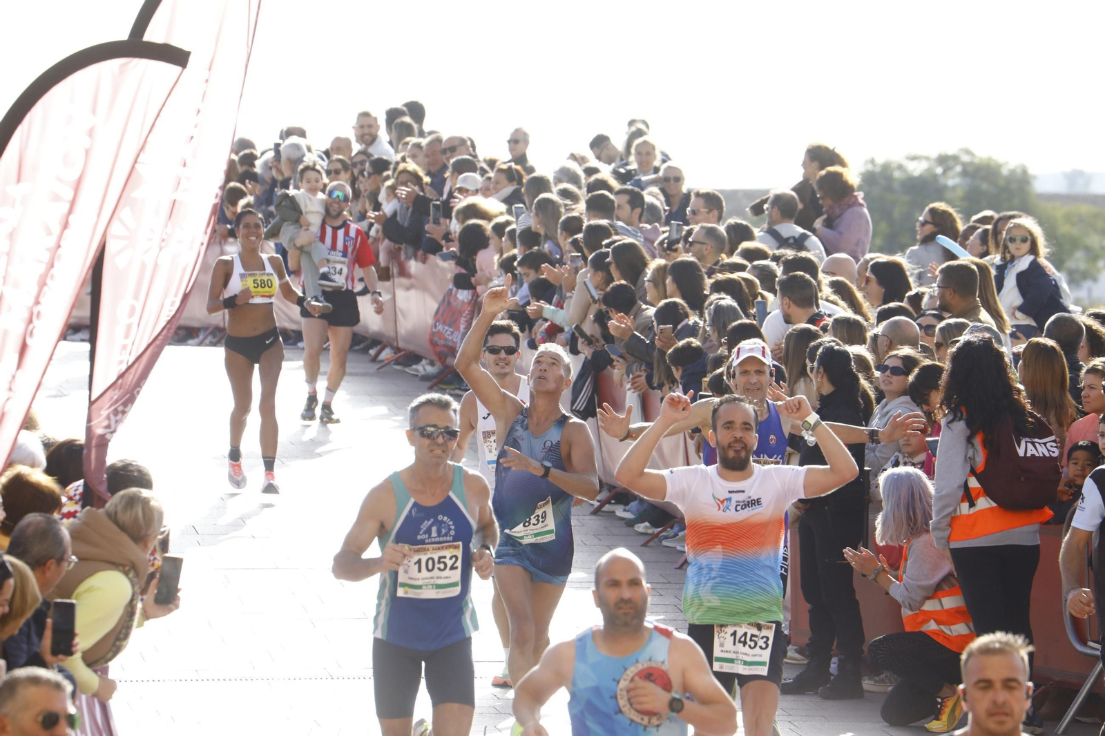 La gloria de cruzar la Puerta del Puente: las fotos de la línea de meta de la Media Maratón de Córdoba 2024