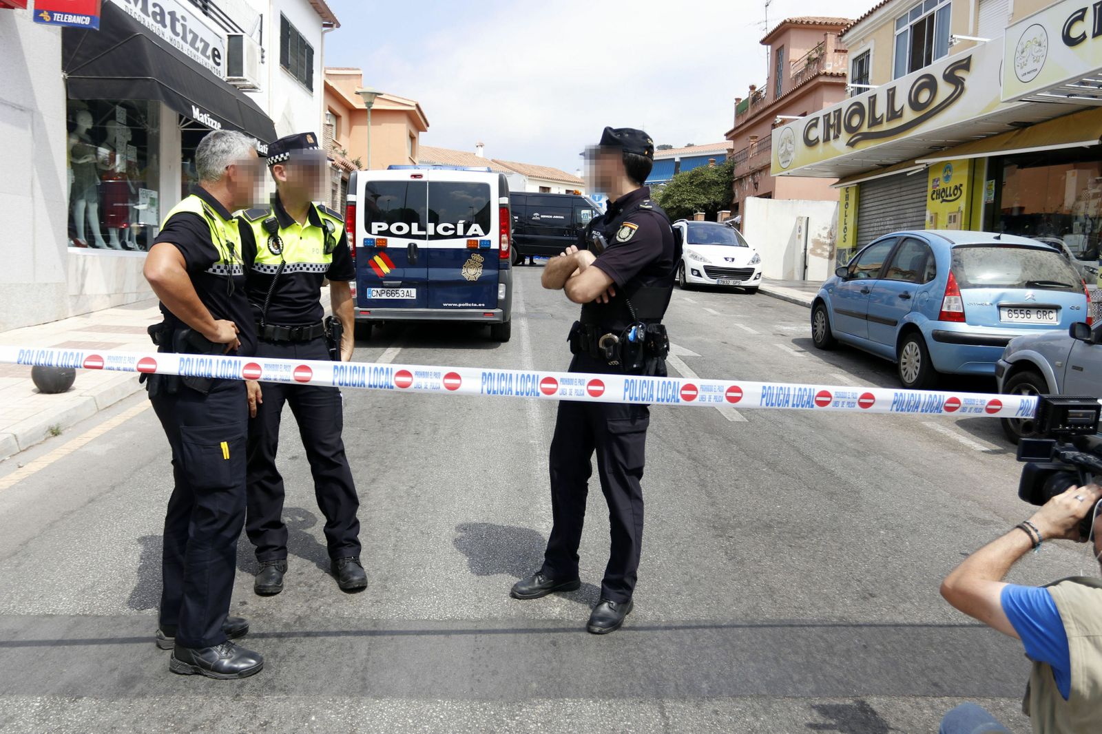 Agentes de la policía en la calle Escritor Atienza Huertos, lugar donde se produjo el asesinato.