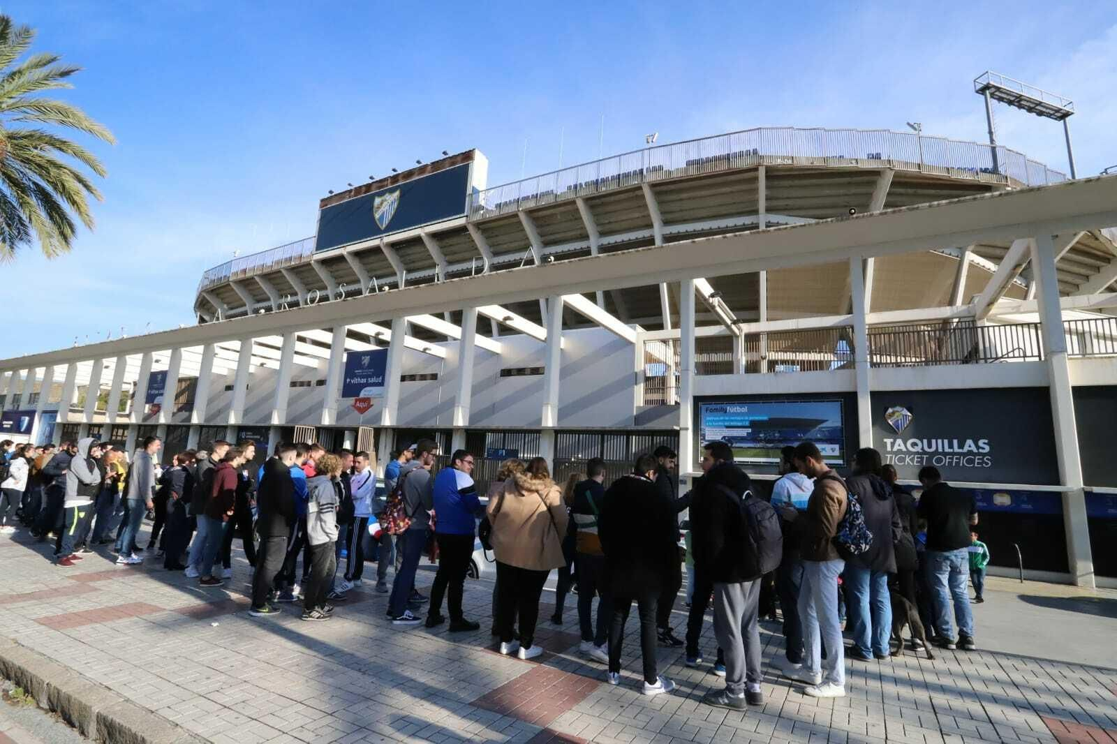 Las fotos de las colas para el Granada - Málaga CF