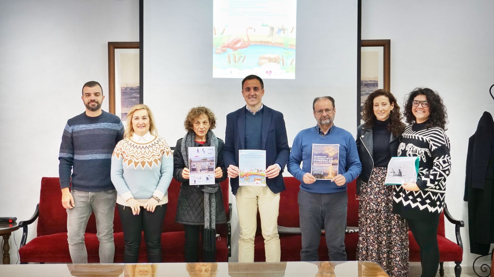 Responsables del Ayuntamiento de Vera, junto a miembros de la asociación ‘Salvamos el Salar de los Canos y el Territorio’.