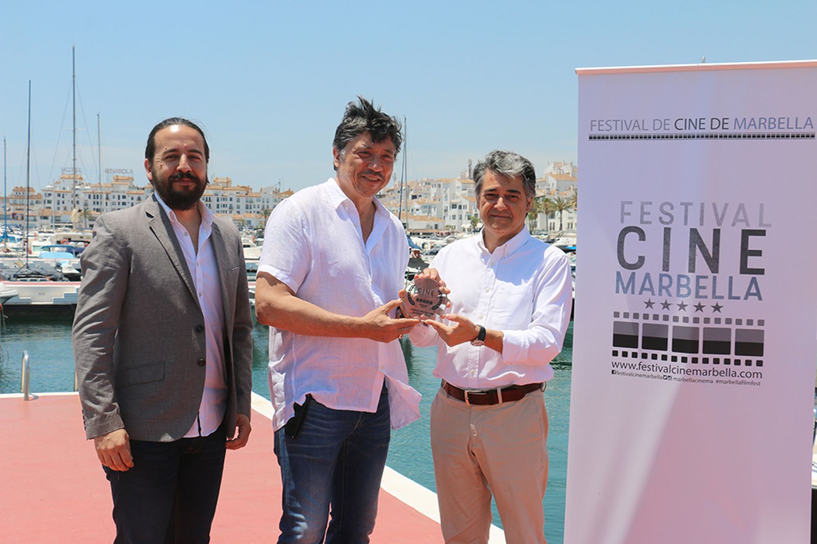 Javier Porcuna y Ezekiel Montes, junto al premiado.