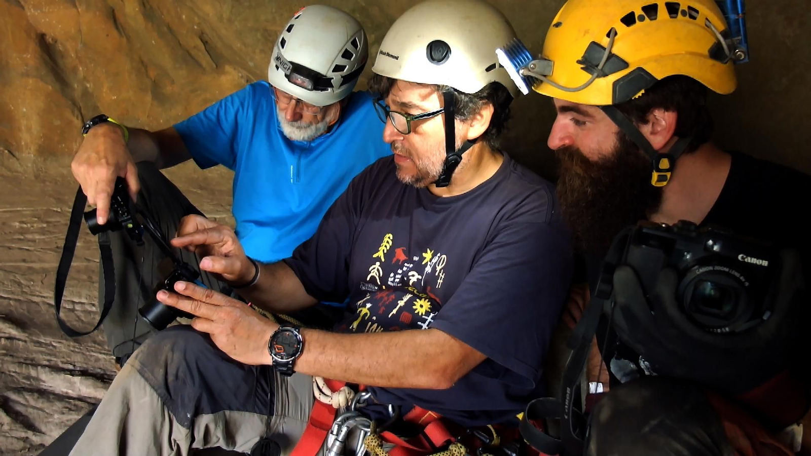Equipo de trabajo prospectando en la cueva de la Jara, PNE.