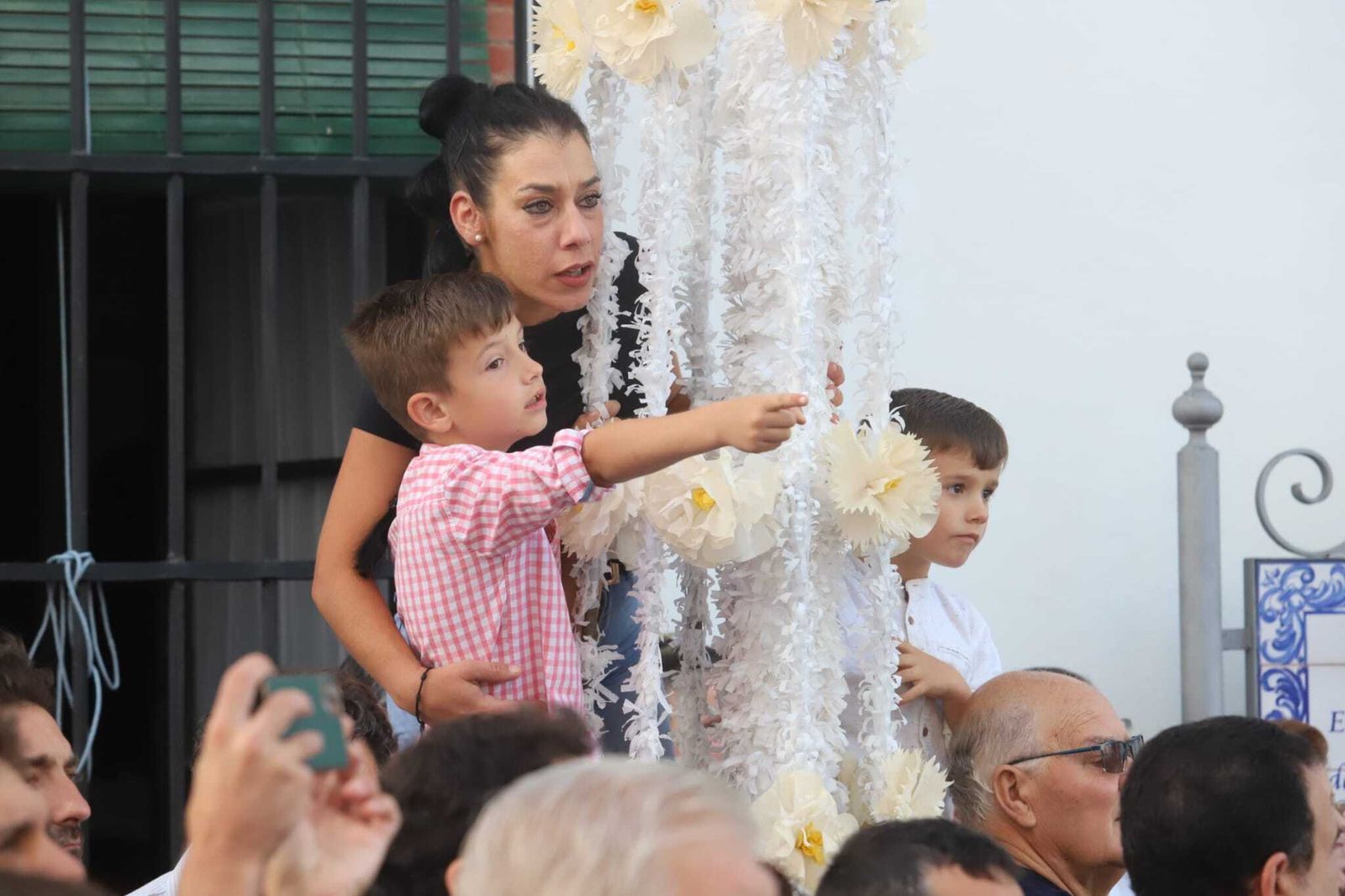 La Virgen del Rocío avanza por las calles de Almonte, en imágenes