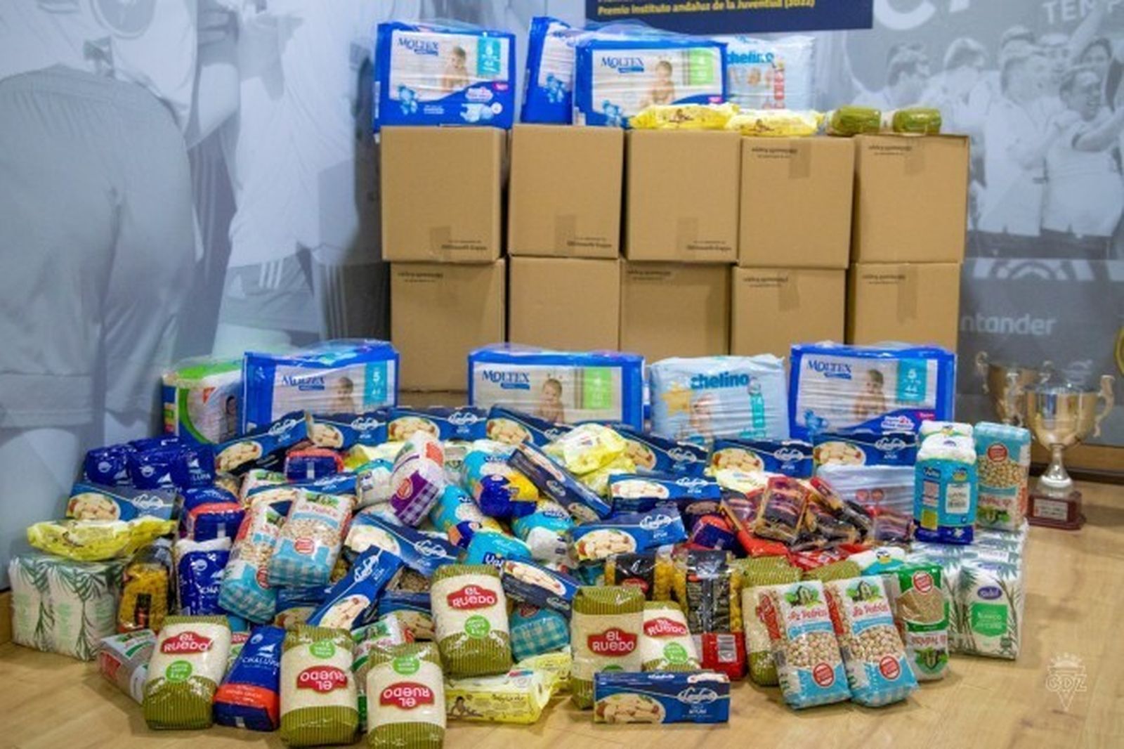 Alimentos y material aportado por aficionados del Cádiz.