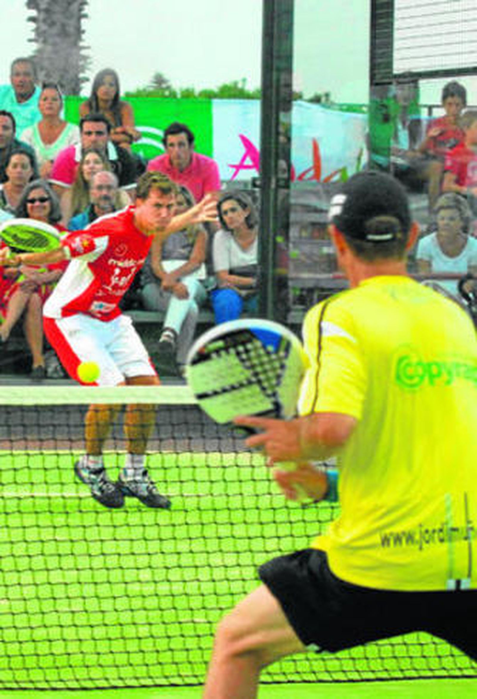 Paco Navarro, al fondo, conectando un revés durante la final de anoche.