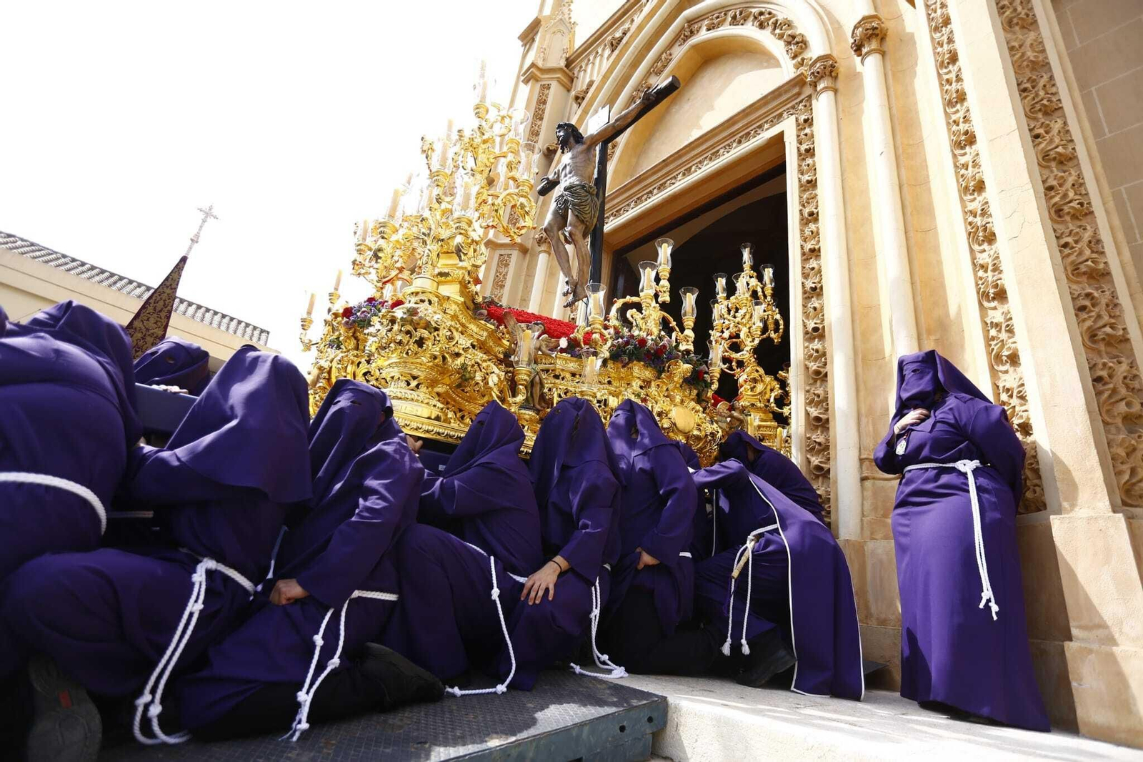 Los portadores del Santísimo Cristo de la Esperanza en su Gran Amor, realizando la complicada salida de la iglesia de San Pablo