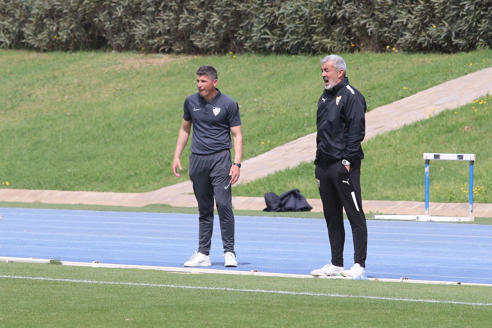 Óscar Fernández, en la imagen junto a Funes, volverá a dirigir al filial rojiblanco