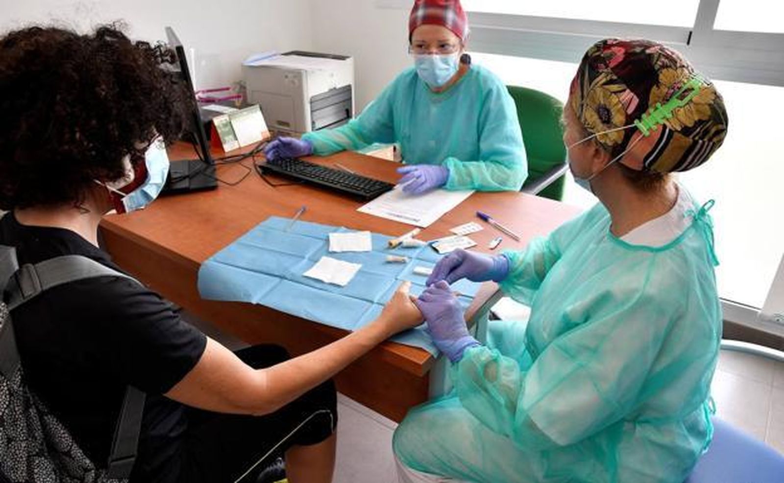 Andalucía pone en marcha dos centros telefónicos para identificar contactos de casos de COVID-19