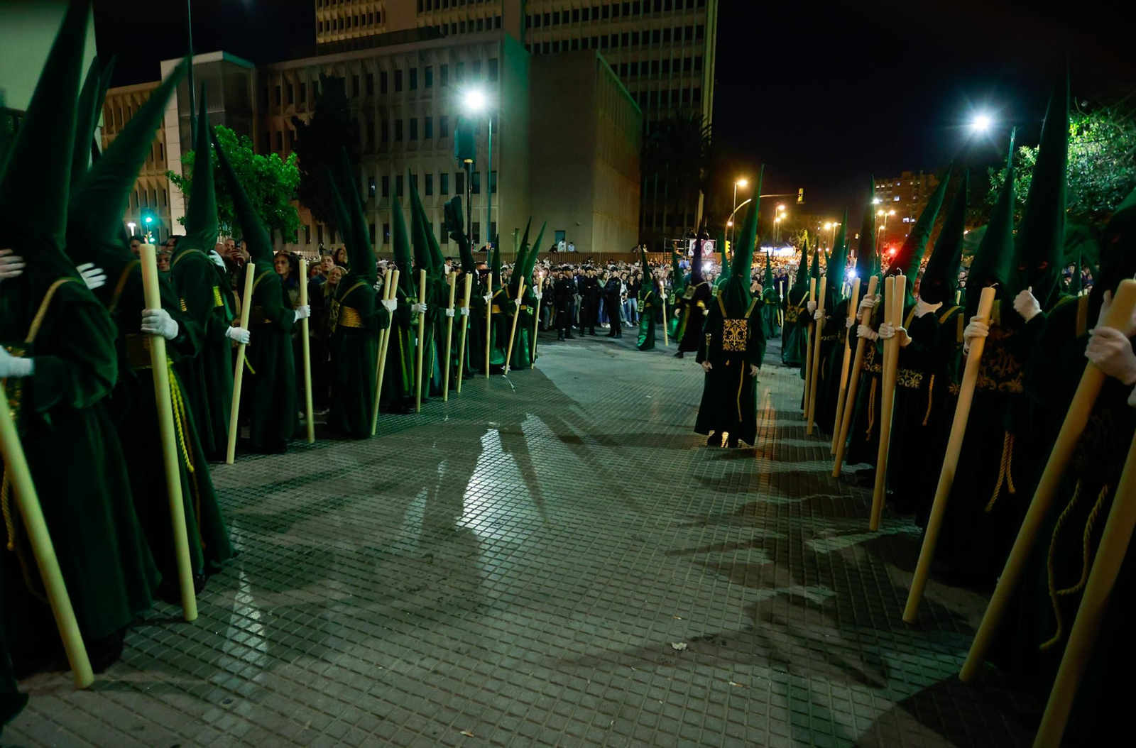La Esperanza en la noche del Jueves Santo de Málaga, en imágenes