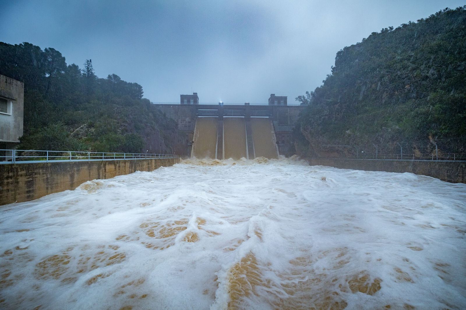 Imagen de la presa de Bornos este viernes, cuando desembalsaba a 700 metros cúbicos por segundo.