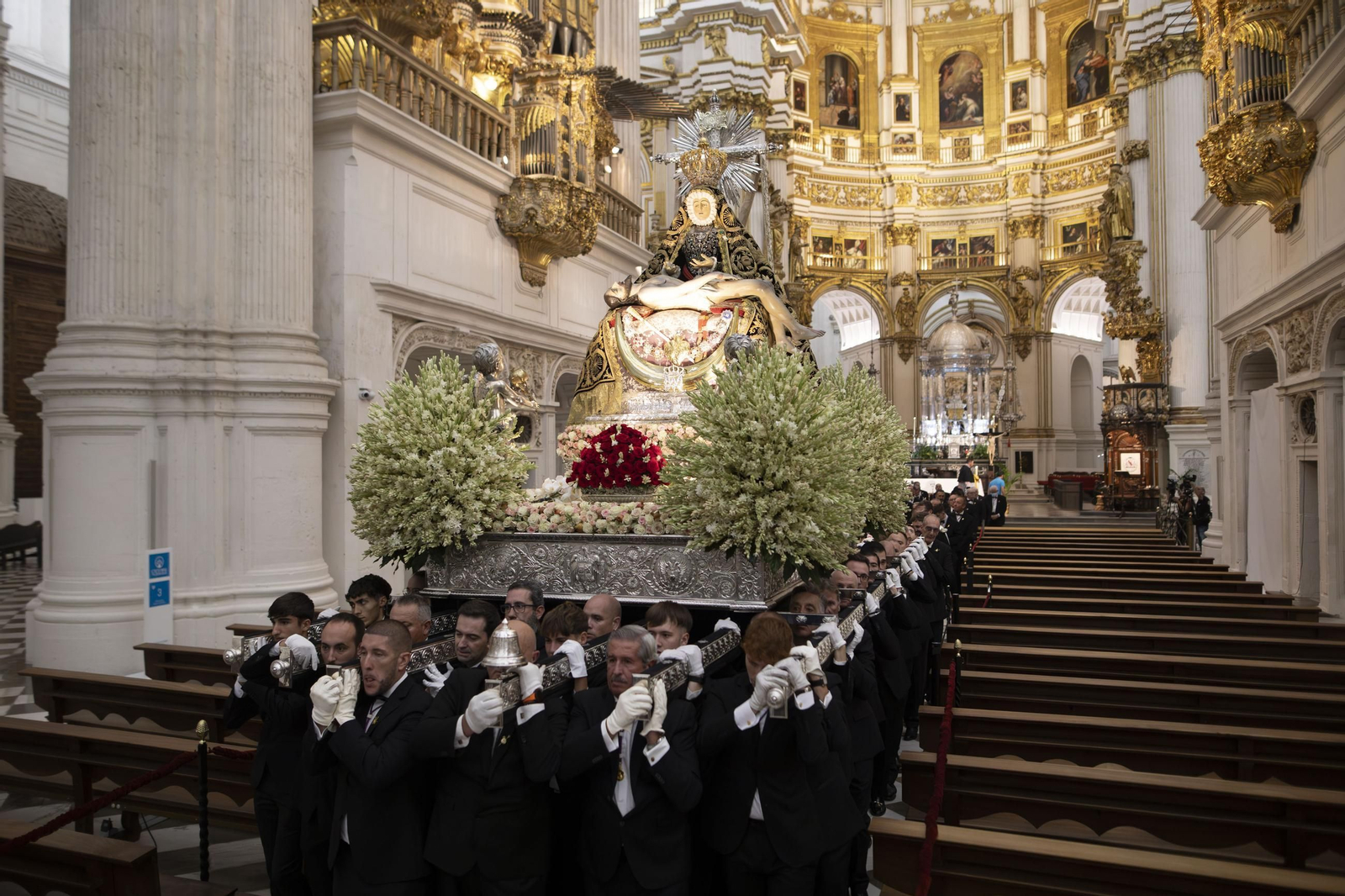 La procesión de la Virgen de las Angustias por Granada, en imágenes