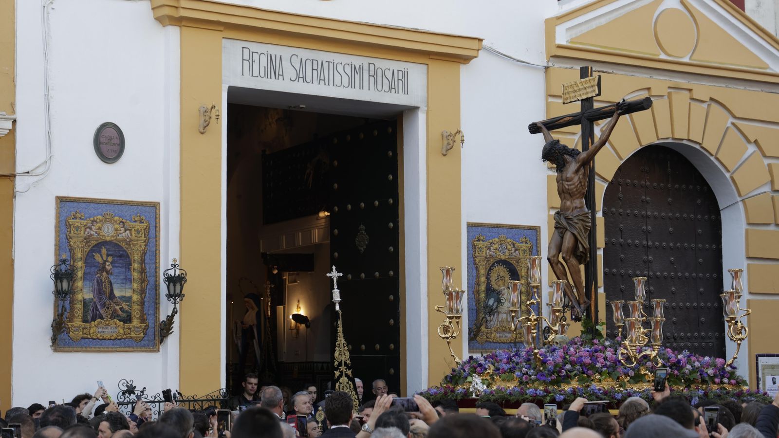 El Cristo de las Almas ante la capilla de Montesión