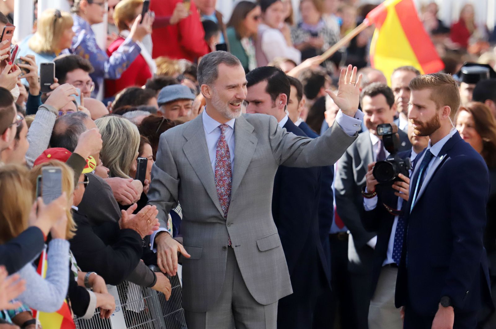 Imágenes de Don Felipe y Doña Letizia arropados por el cariño de los almonteños