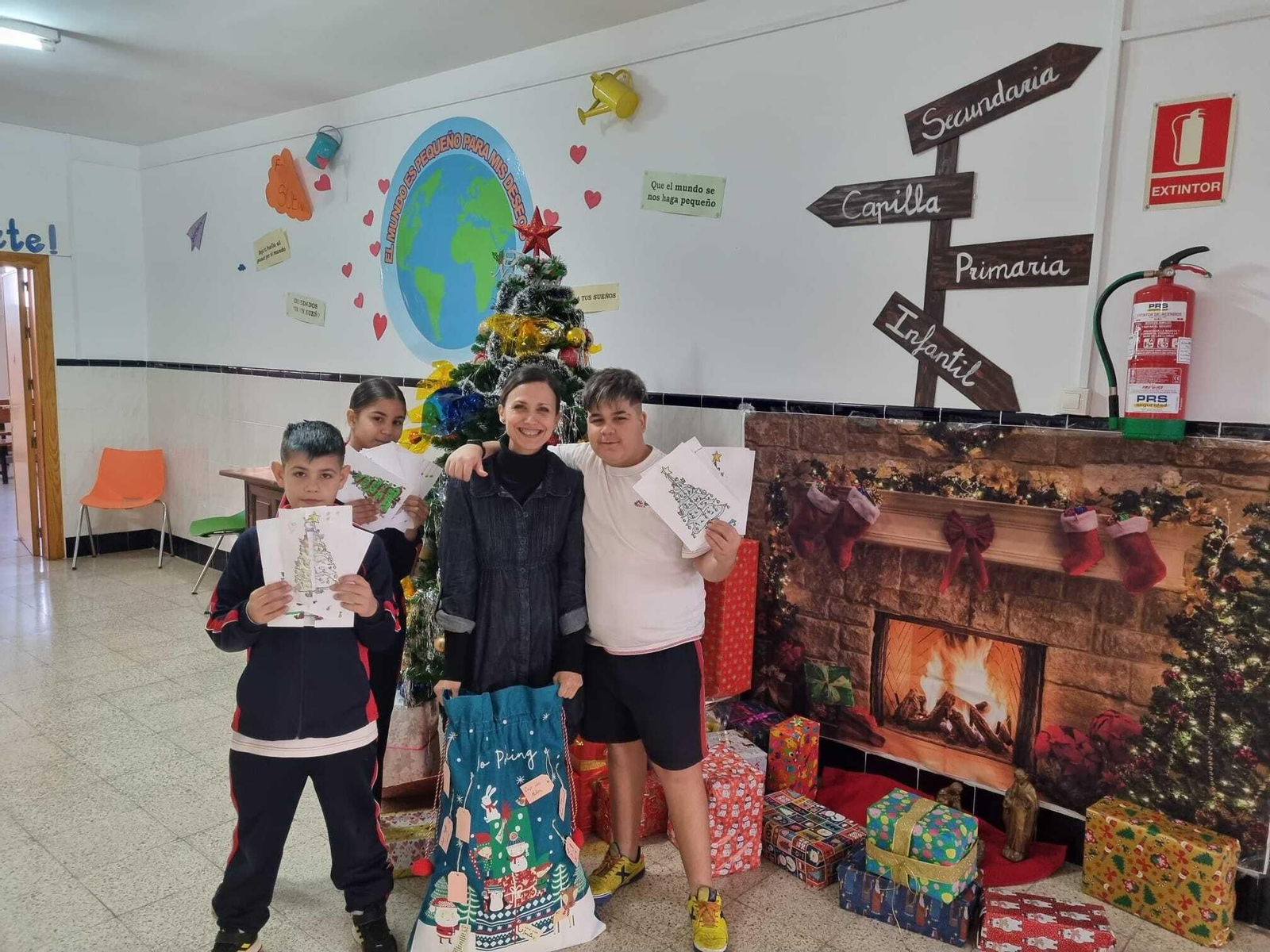 Escolares inundan de villancicos y felicitaciones navideñas las residencias de mayores de Almería