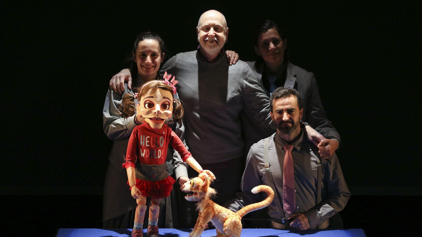 Calvente, con sus tres actores manipuladores: Cristina Jiménez, Yolanda Valle y Carlos Cuadros.