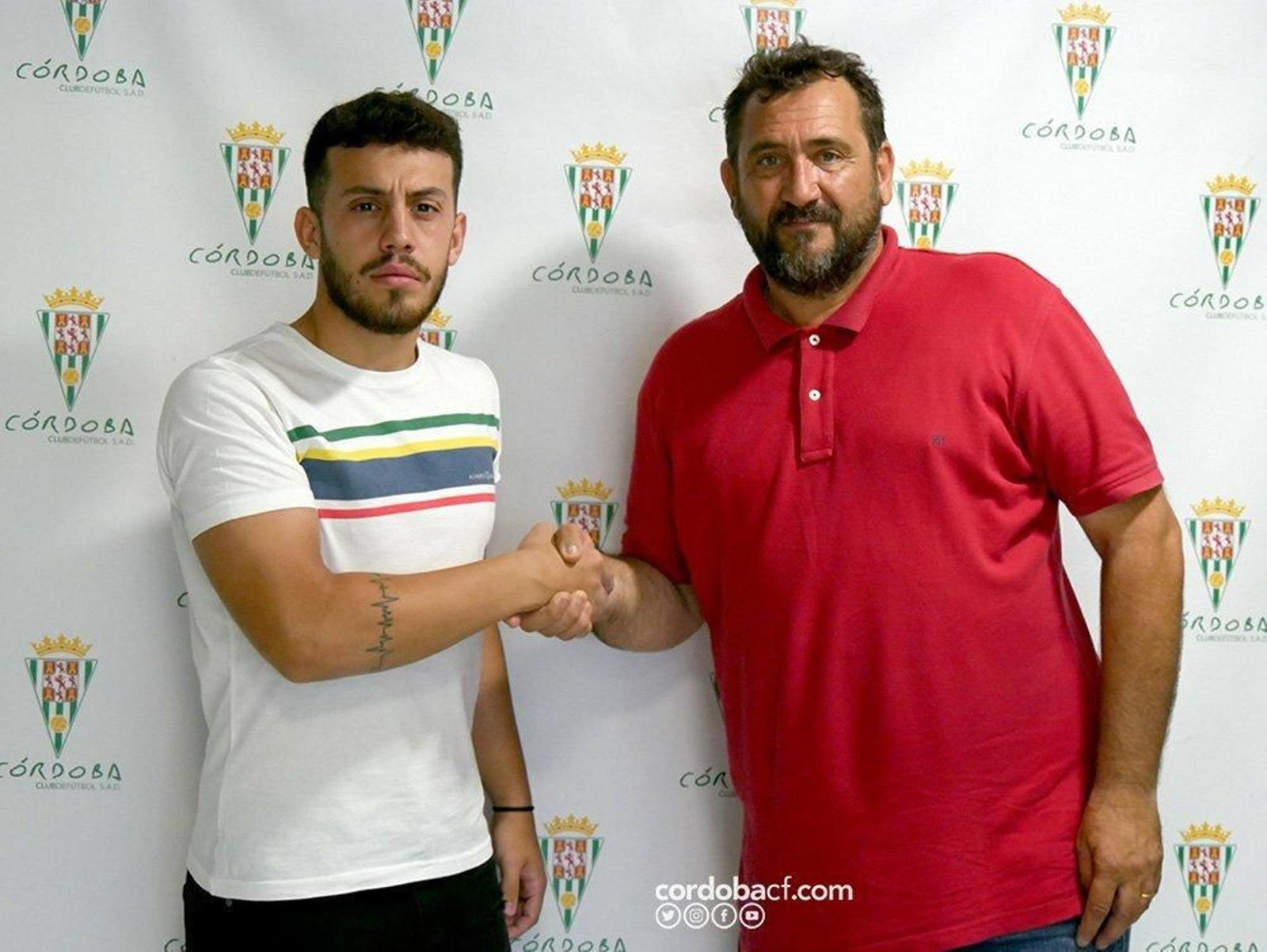 De la Fuente, junto a Rafa Herrerías, tras firmar su contrato con el Córdoba CF.