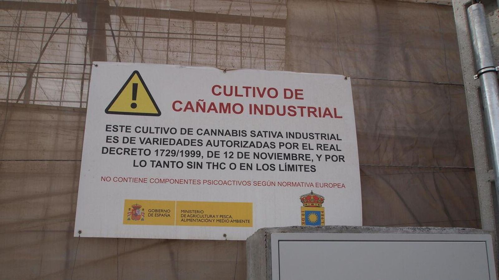 Cartel obligatorio en zonas de cultivo de cáñamo.