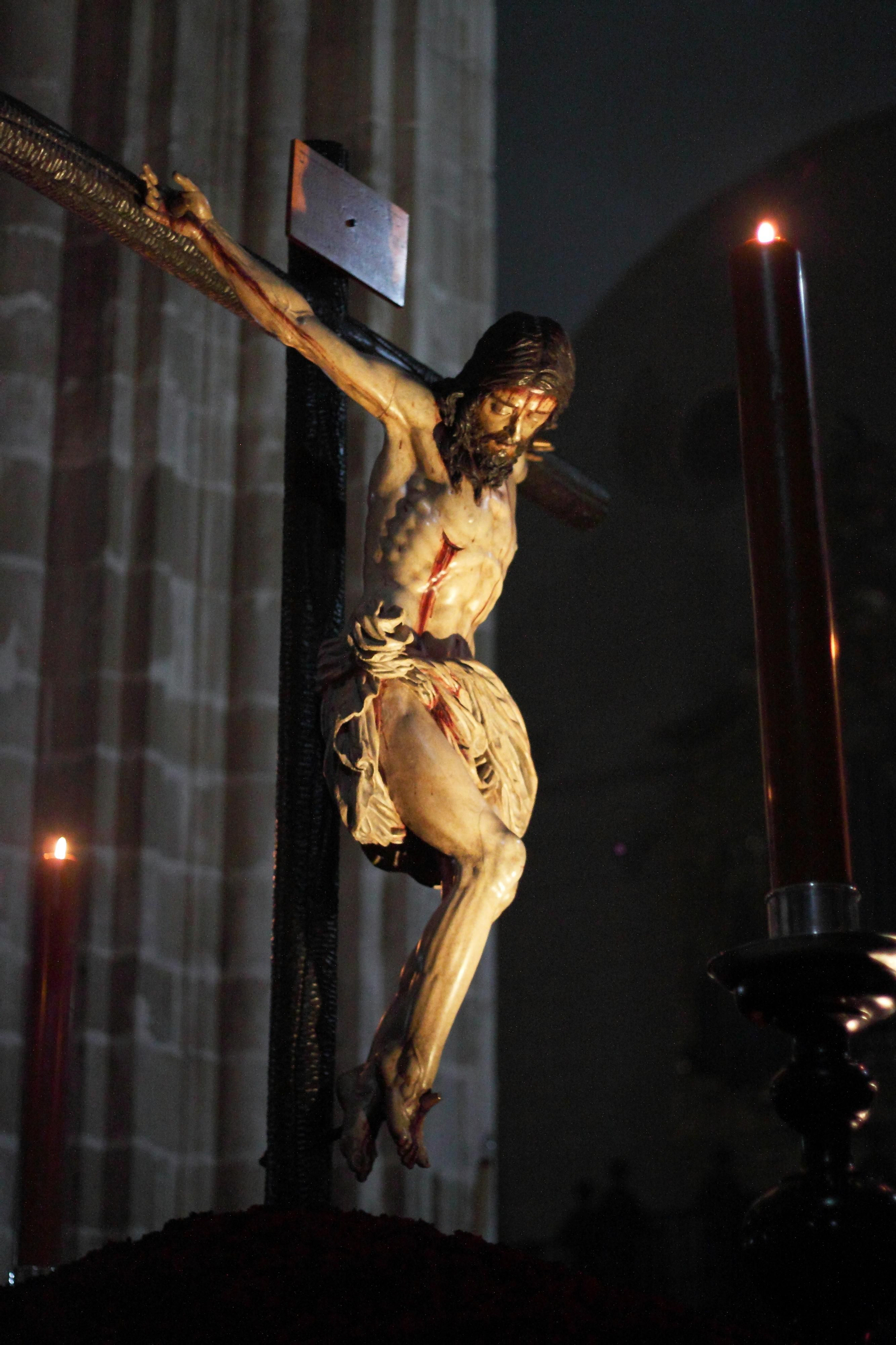 El crucificado guarda gran semejanza con el Cristo de la Buena Muerte, de los Estudiantes de Sevilla.