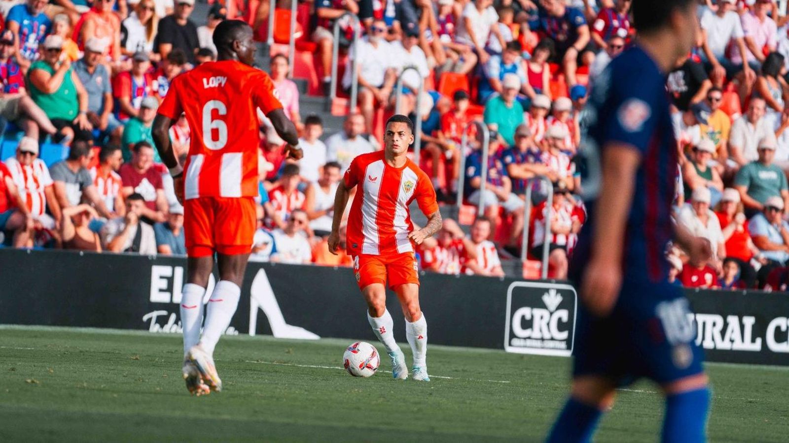 Kaiky levanta la cabeza buscando a alguno de sus compañeros.