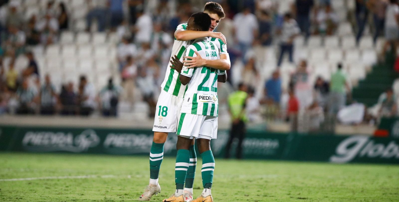 Carlos García se abraza a Diarra durante un partido.