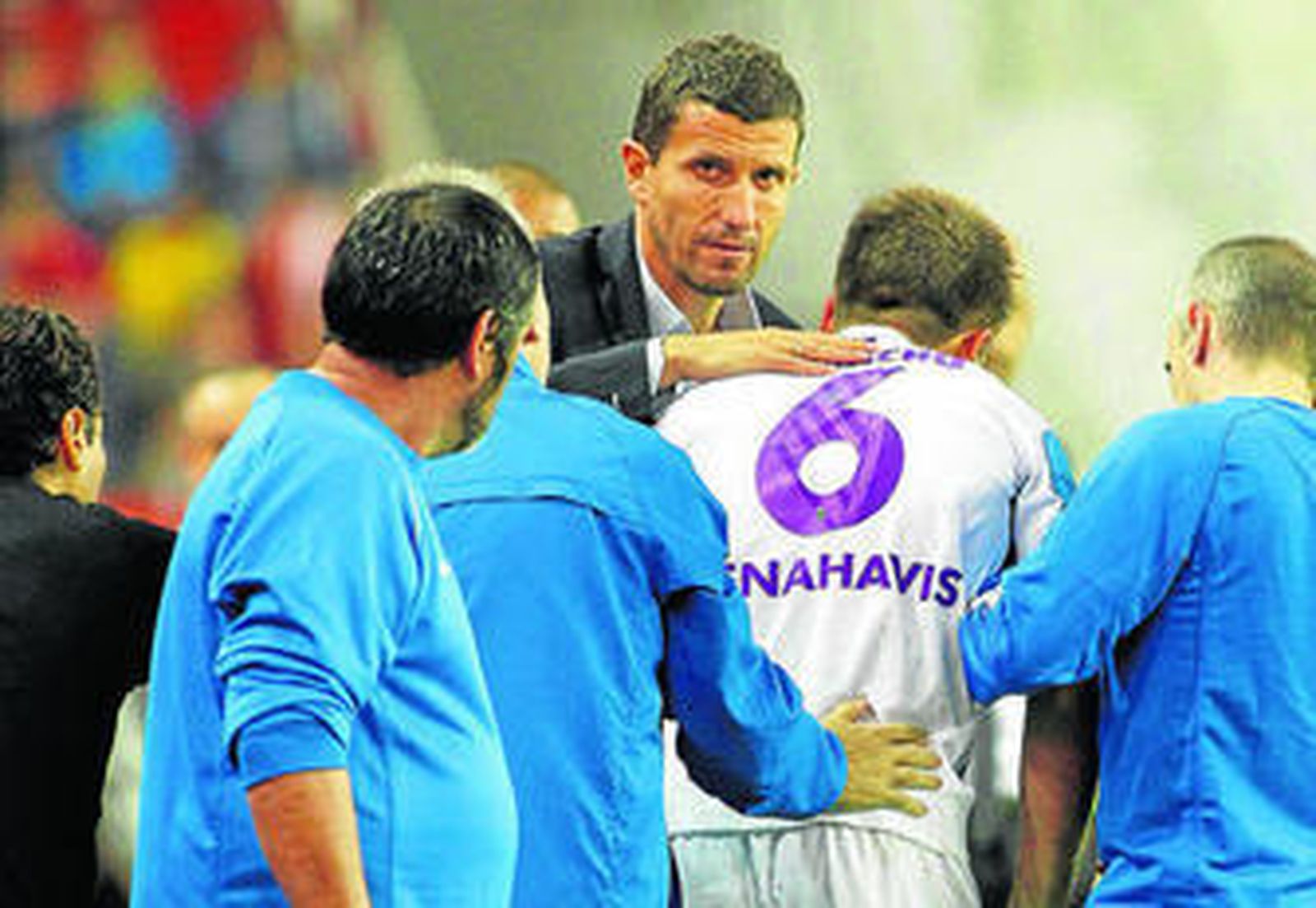 Javi Gracia consuela a Camacho cuando abandona el terreno de juego.