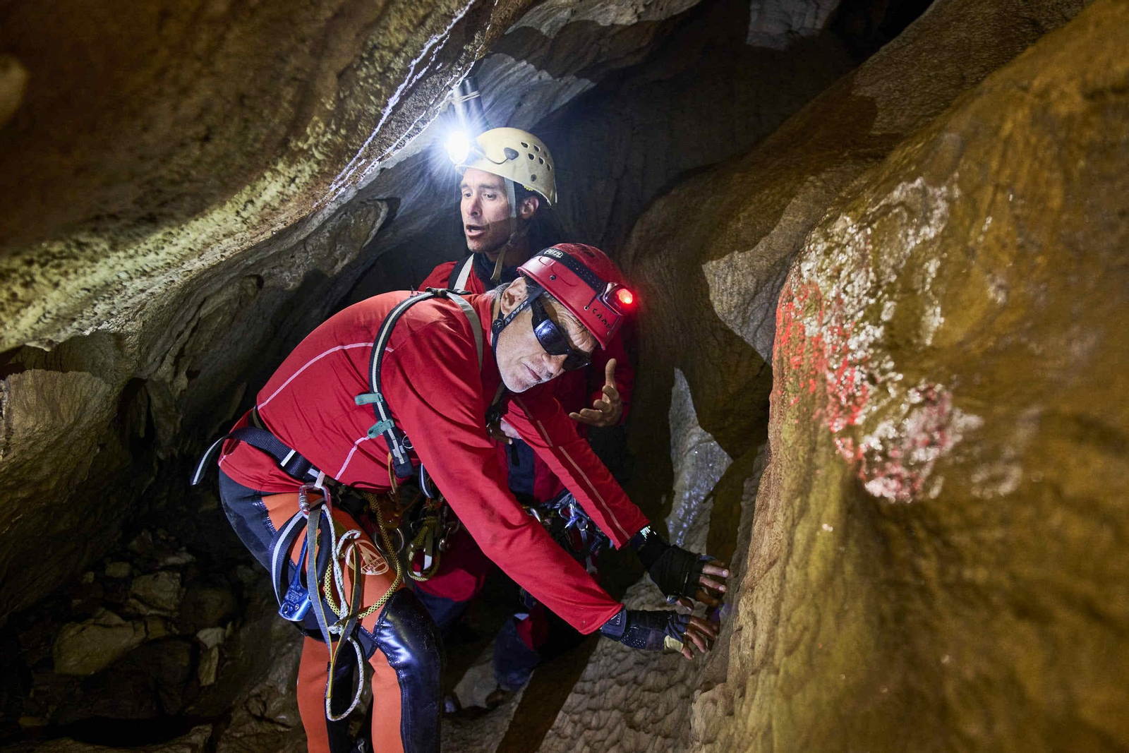 Así descienden dos personas ciegas por una cavidad de 100 metros de profundidad