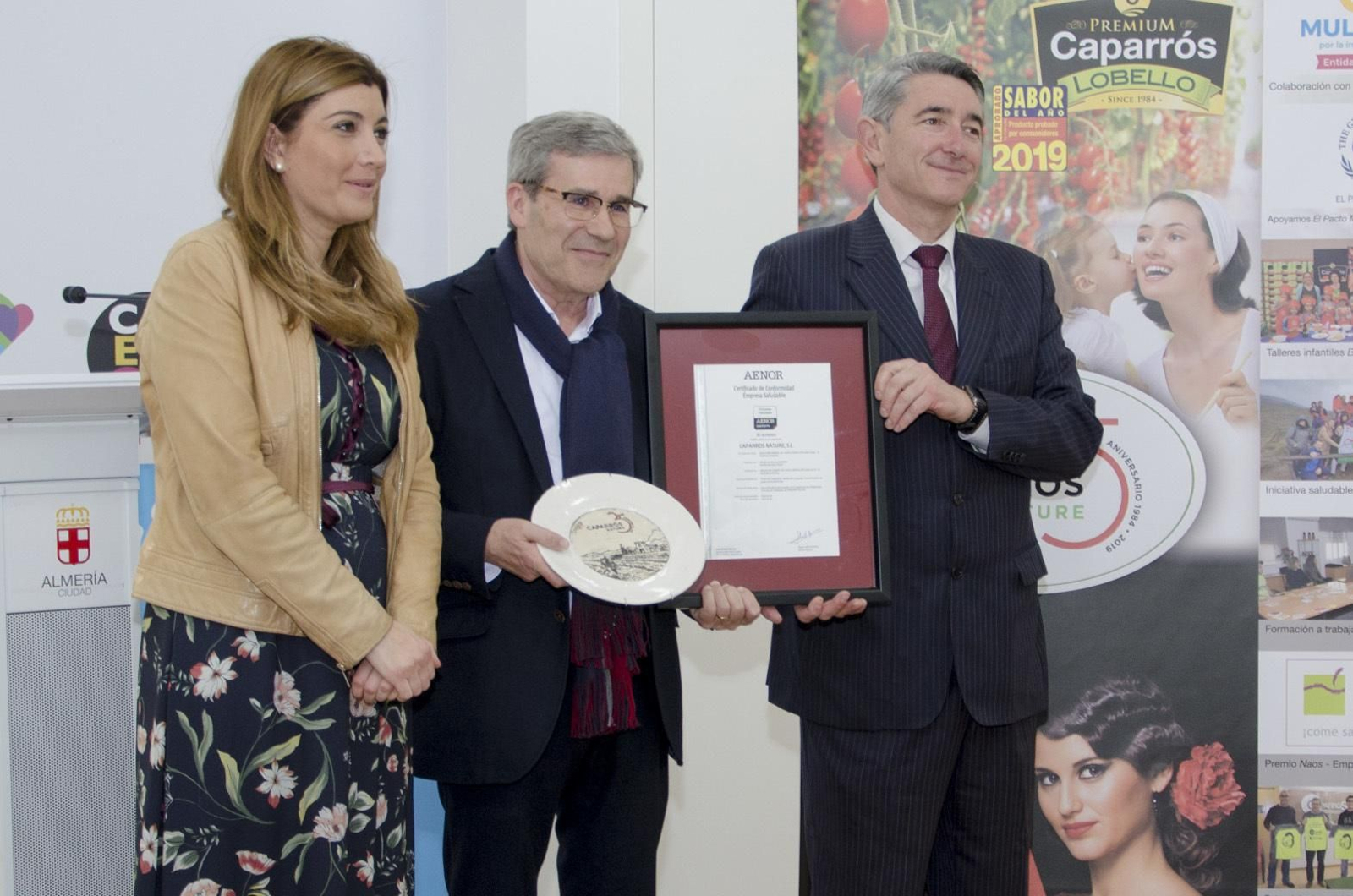 Antonio Pérez, de Aenor Andalucía, entregó el certificado a Pedro Caparrós, junto a la concejala de de Promoción de la Ciudad.