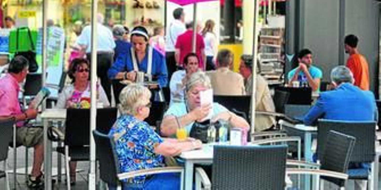 Clientes de una terraza de veladores en pleno centro de la ciudad.