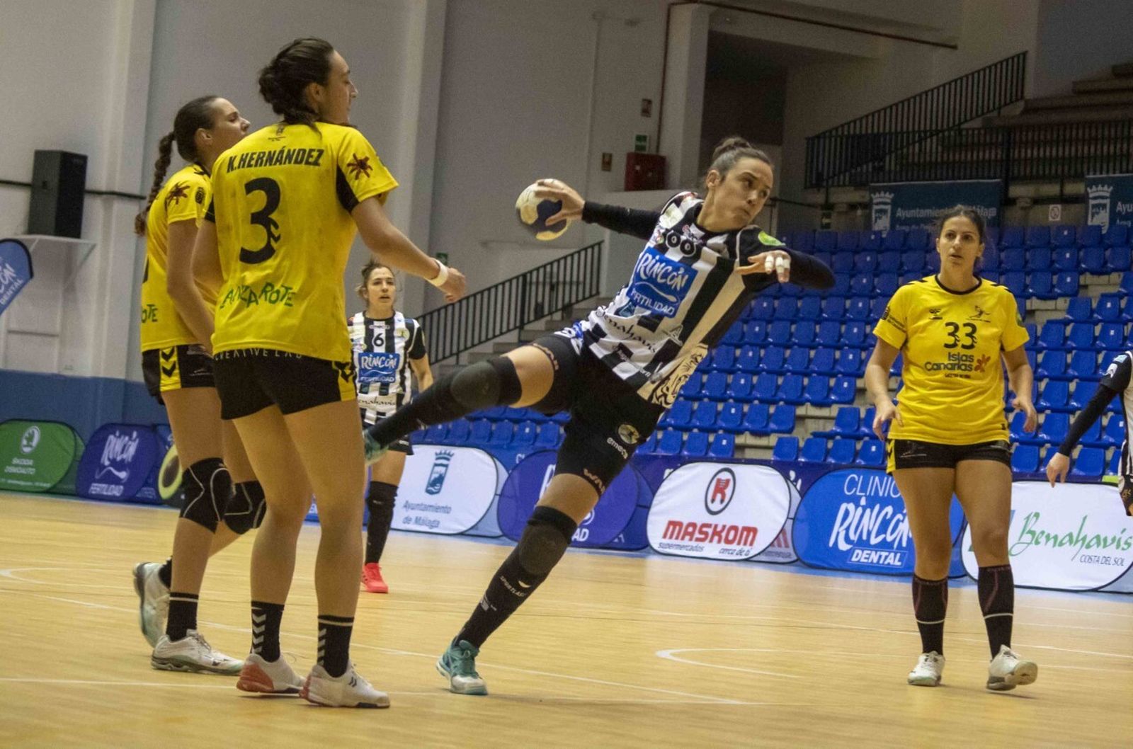 Paula García lanza a portería.