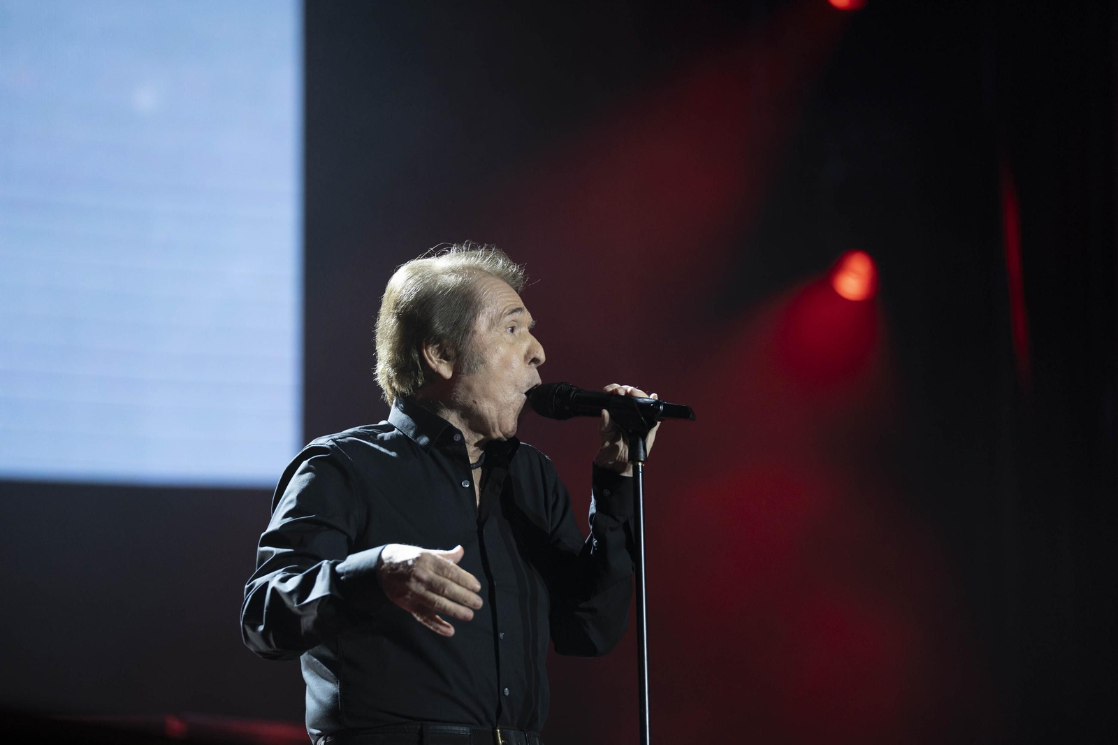 Las mejores imágenes del concierto de Raphael en la plaza de toros de Almería