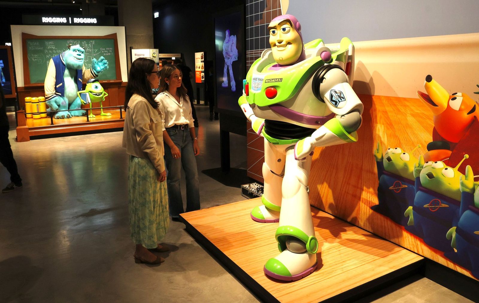 Una visitante recorre la muestra 'La ciencia de Pixar'.