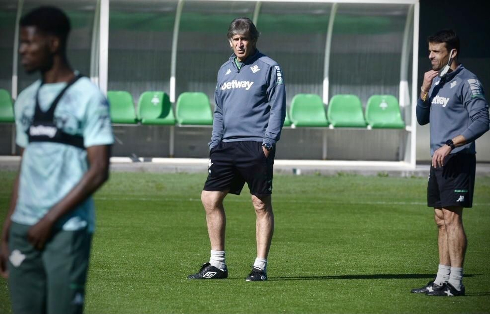 Manuel Pellegrini observa un entrenamiento.