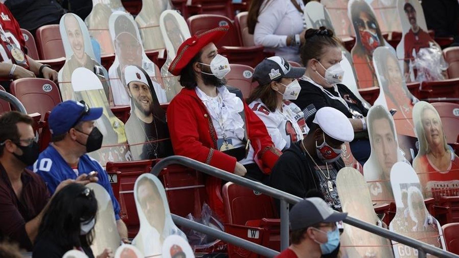 Figuras de cartón en las sillas vacías para mantener las distancias de seguridad.