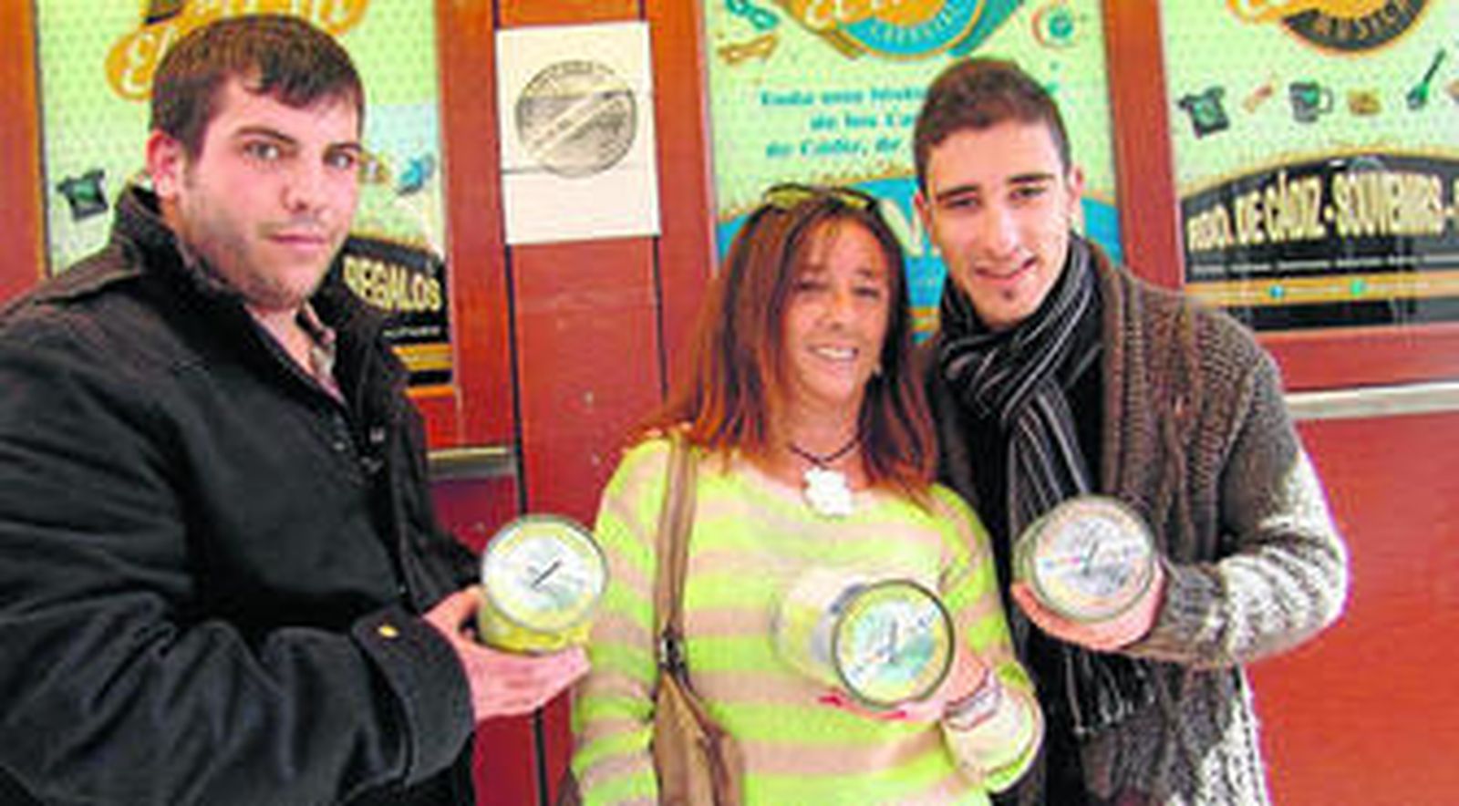 La representante de Agamama recibe las huchas de los coros 'El batallón de Theodora' y 'El teatro de verano'.