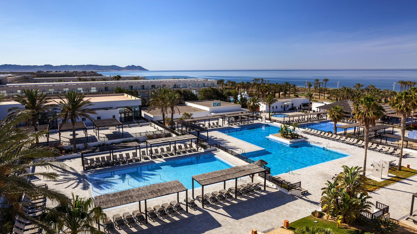 Las instalaciones tienen cuatro piscinas y más de 4.000 m2 de jardín.