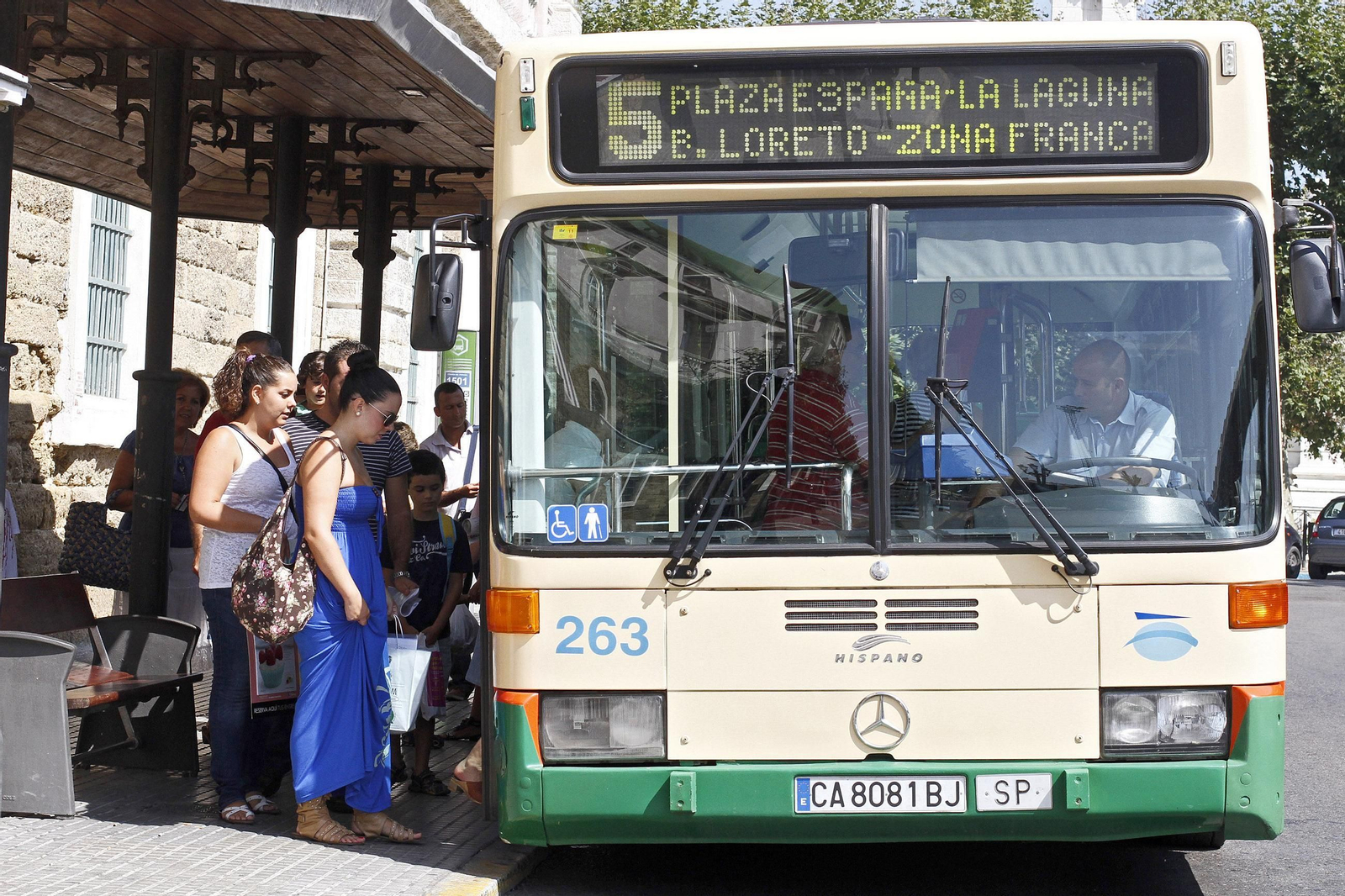 Pasajeros subiendo a un autobús de la línea 5 en la plaza de España.