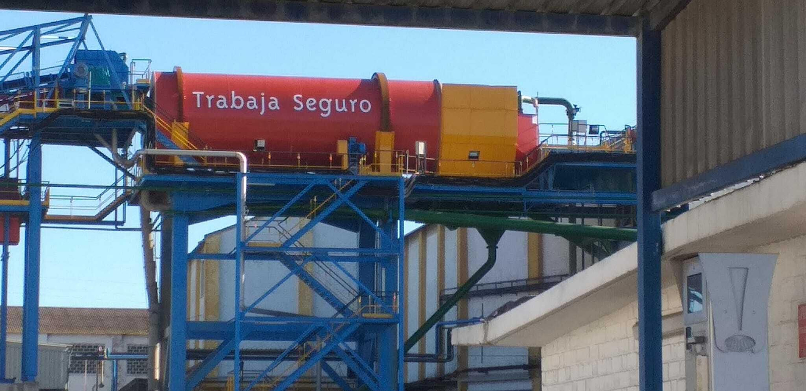 Imagen de las instalaciones de la azucarera de El Portal con el mensaje "Trabaja seguro".