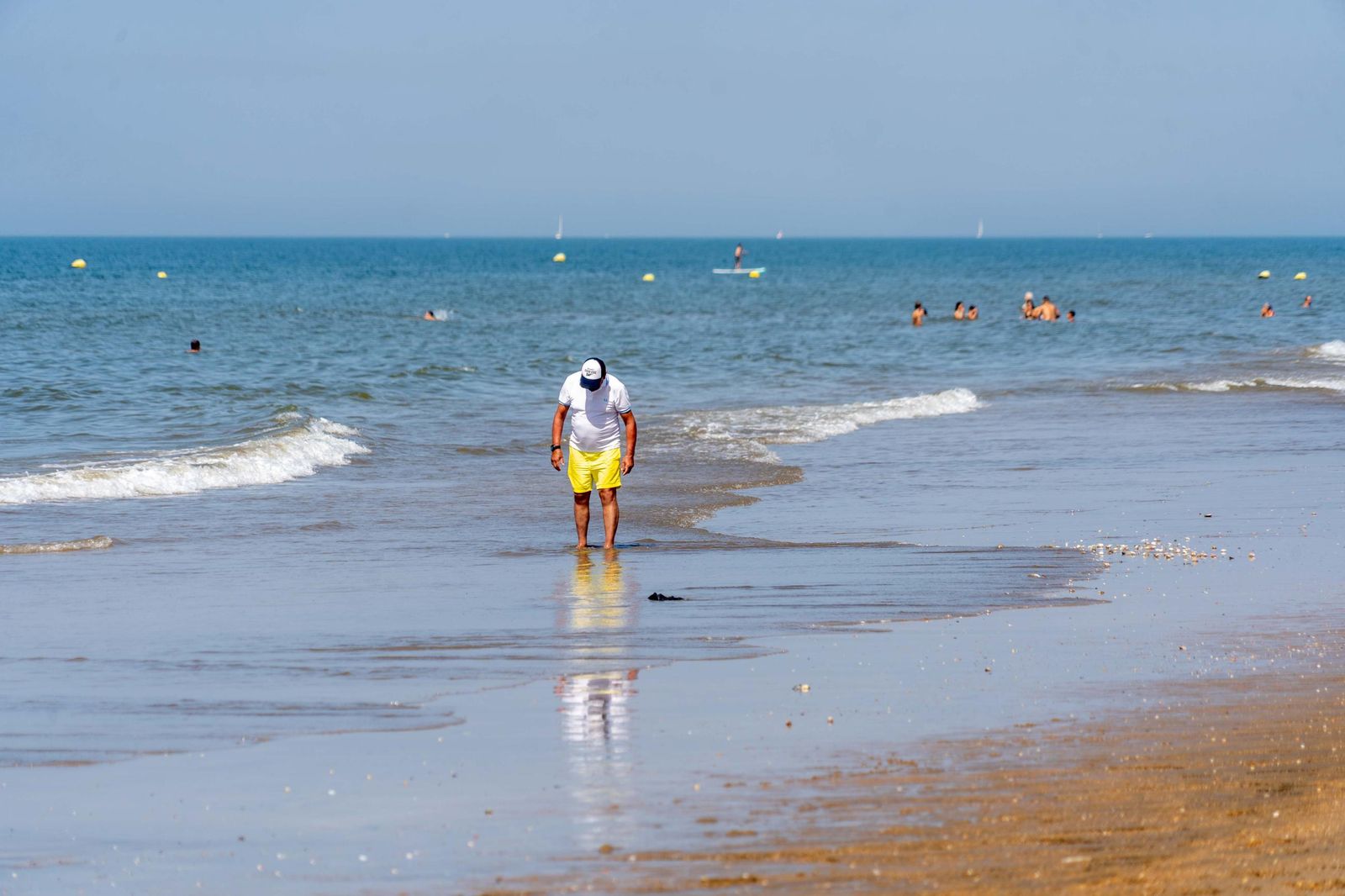 Una mañana de domingo en El Espigón, la playa de Huelva capital.