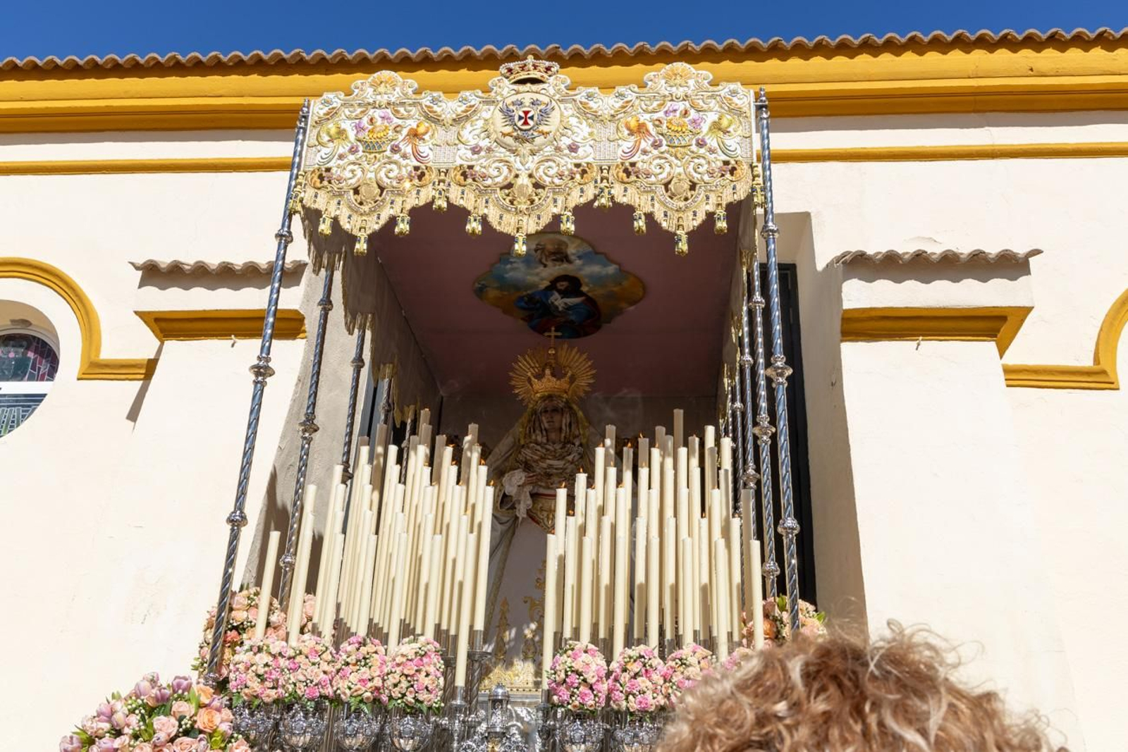 El Miércoles Santo inicia la tarde con los nazarenos trinitarios del barrio de Santa Isabel