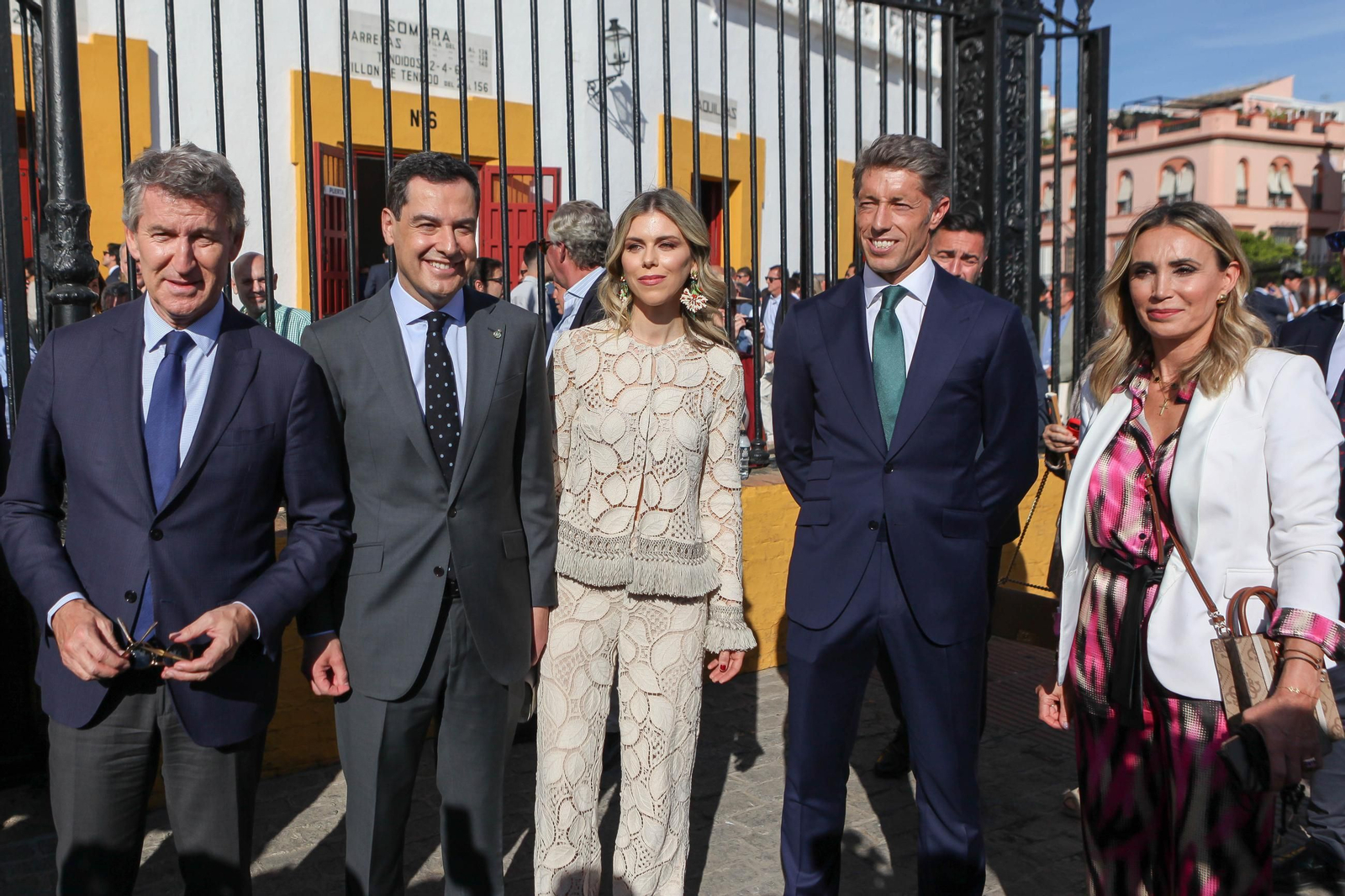 19 Núñez Feijoo, Juanma Moreno, Manuela Villena, Manuel Escribano y Cristina Sánchez.jpg