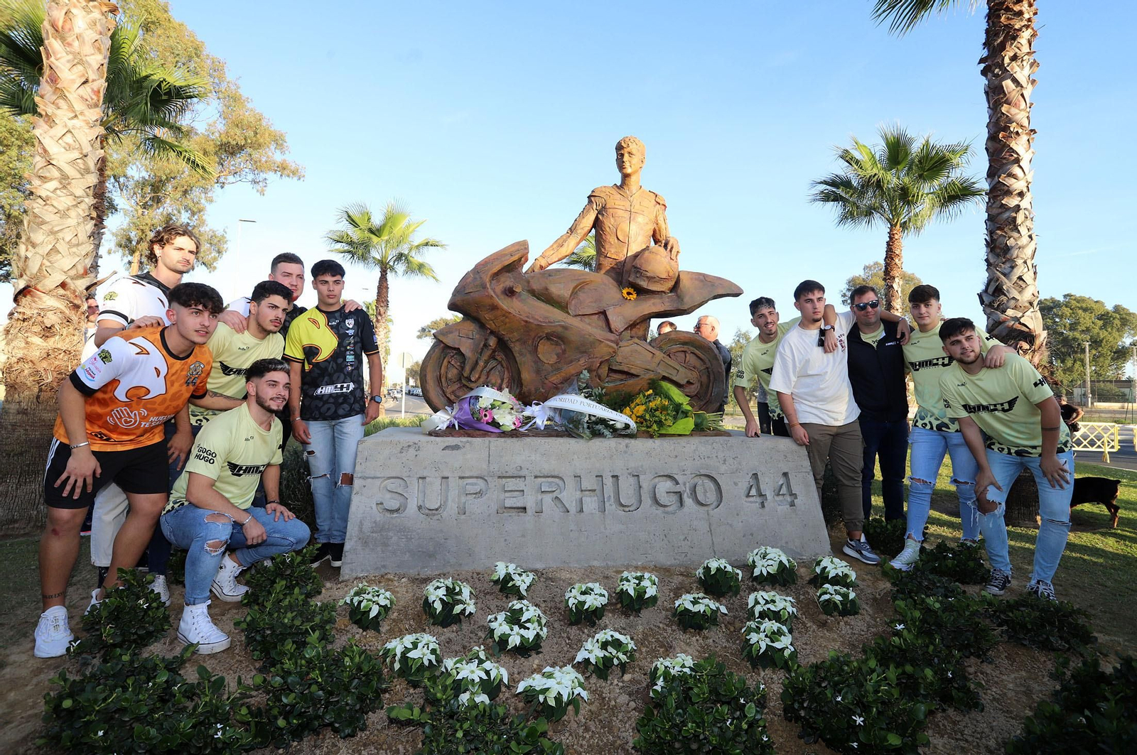 Imágenes del monumento a Súper Hugo en la rotonda frente al Nuevo Colombino