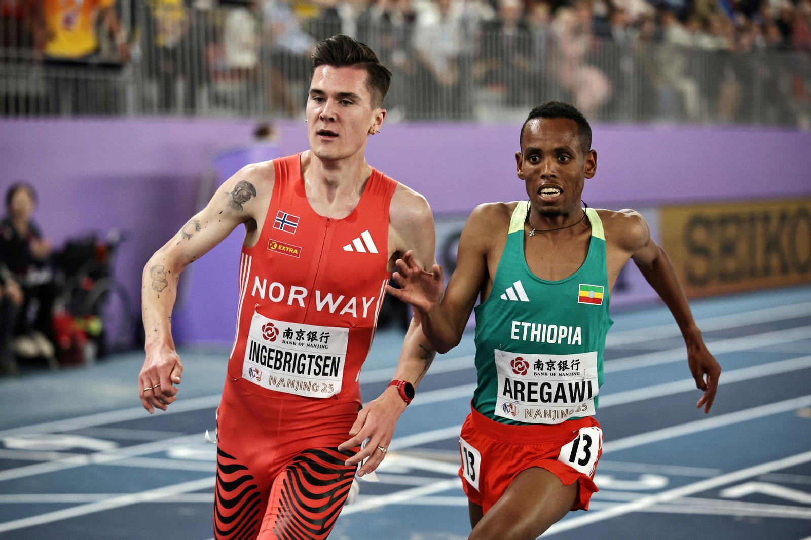 Jakob Ingebrigtsen supera a Berihu Aregawi en la última vuelta.