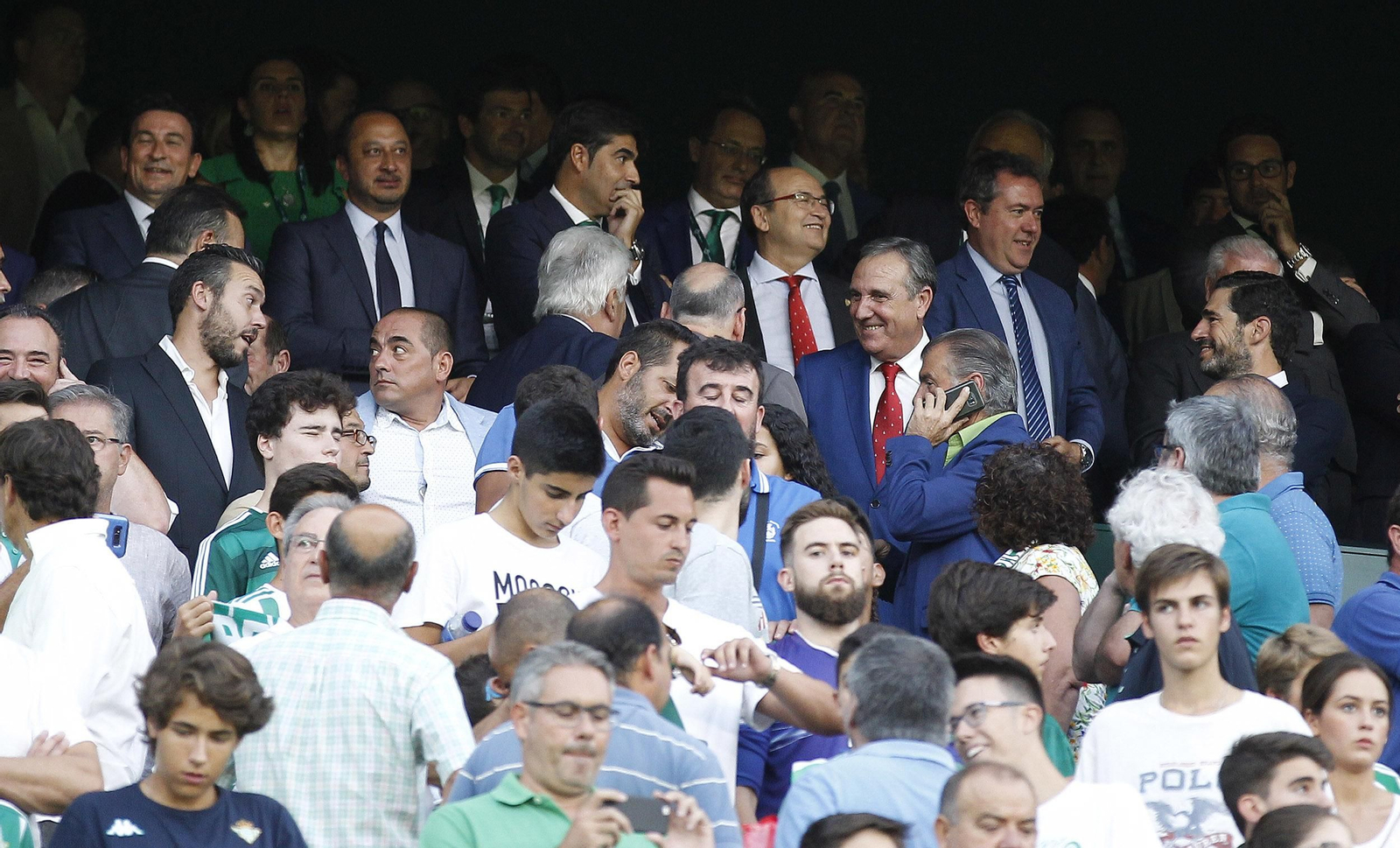 Ángel Haro junto a José Castro y las autoridades en el palco del Villamarín.
