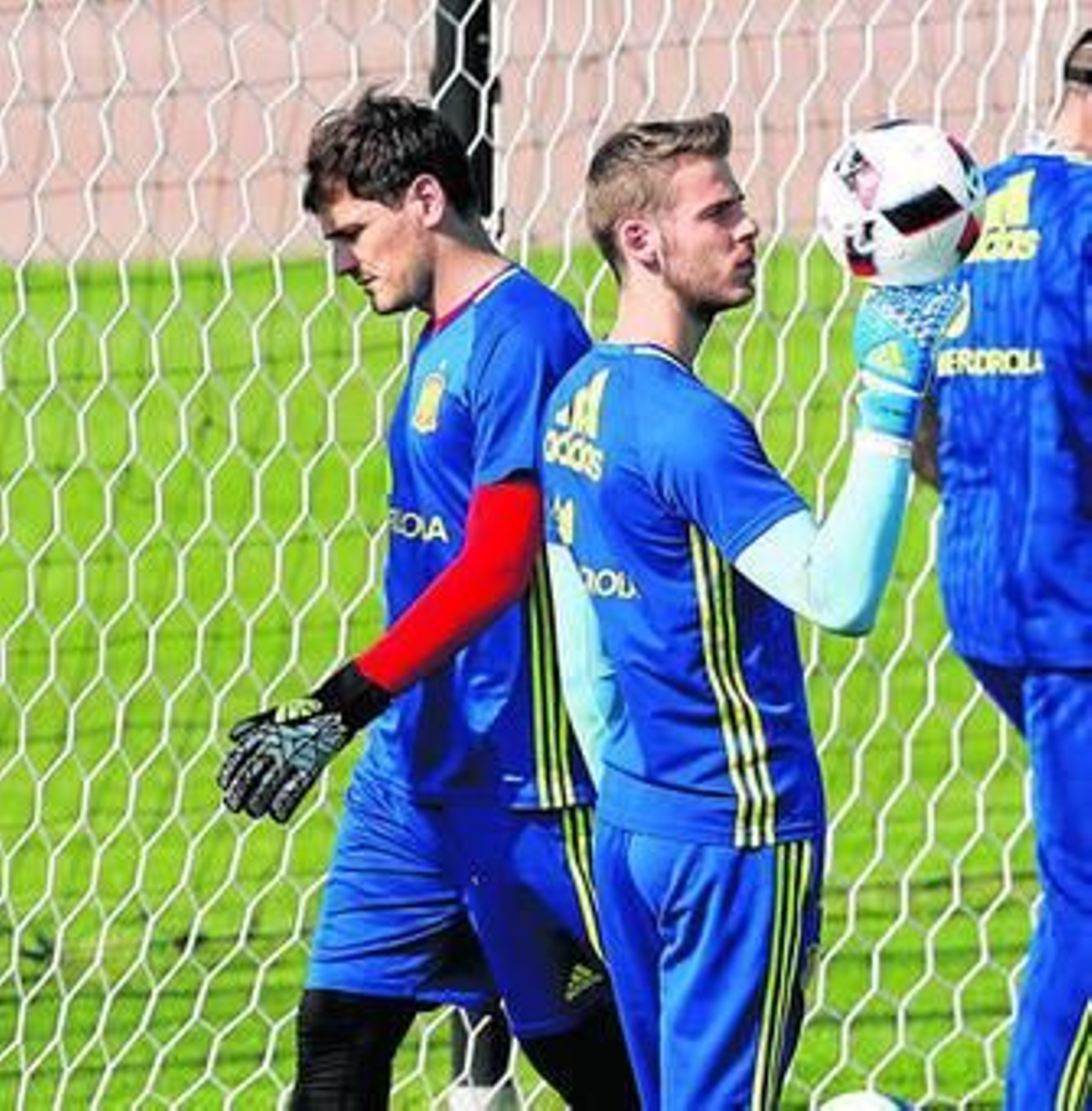 Casillas y De Gea, durante el entrenamiento de ayer en la Isla de Ré.