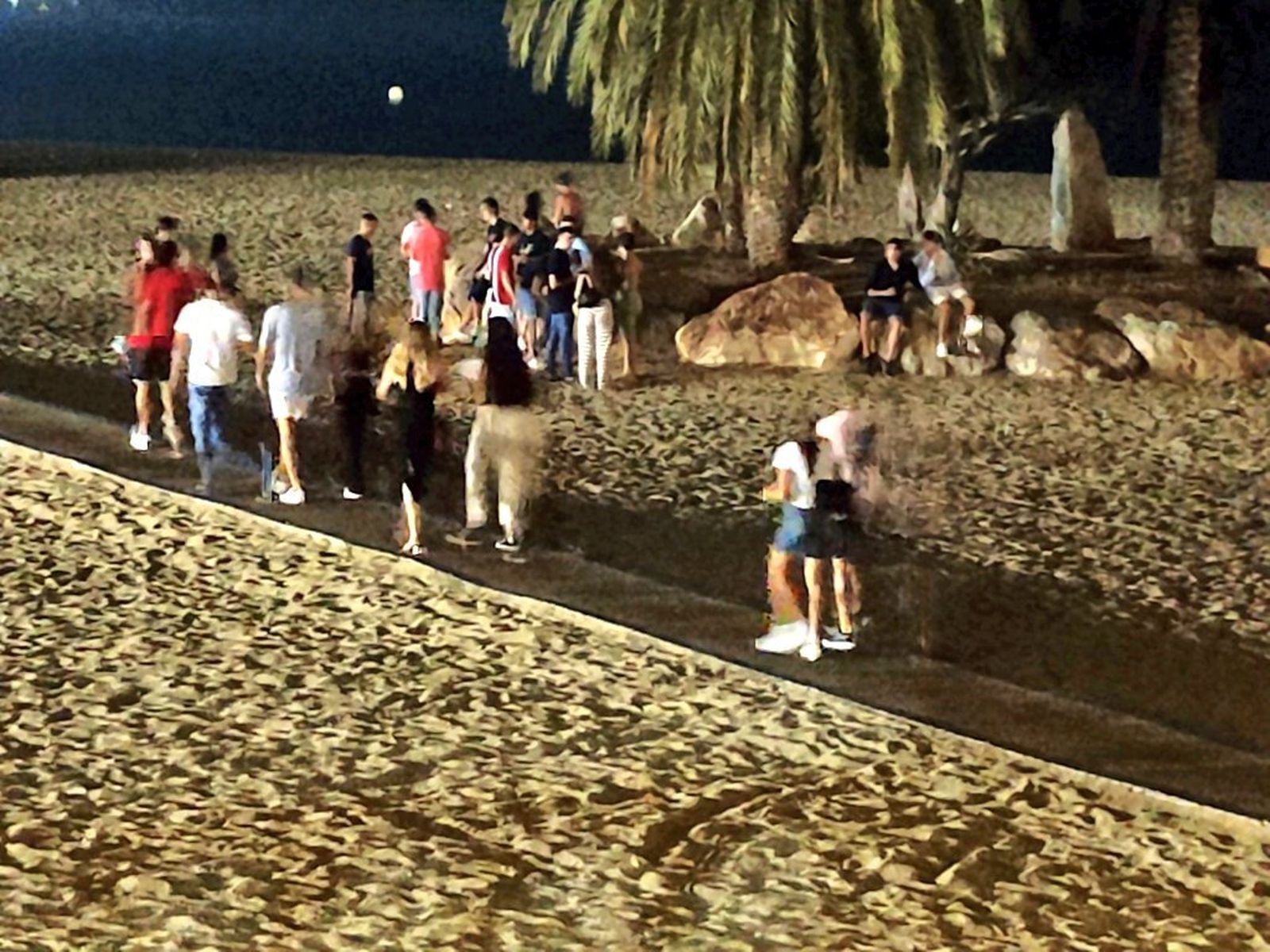 Jóvenes haciendo botellón en la playa de Garrucha este sábado.