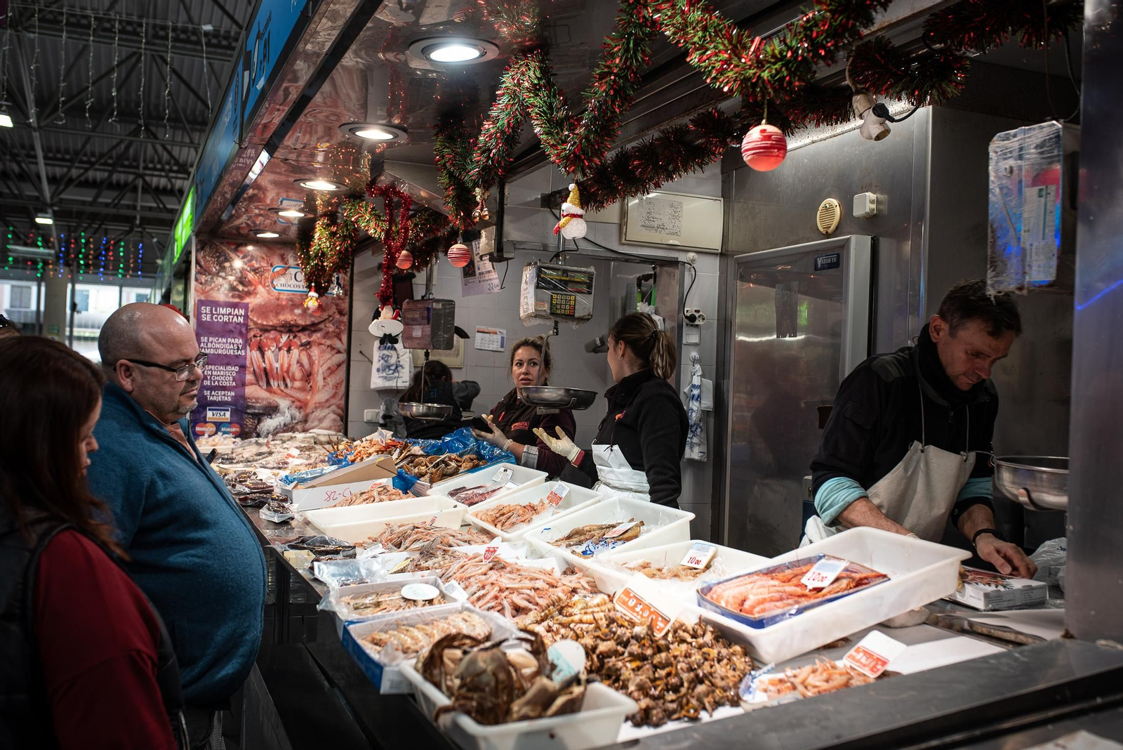Las últimas compras en el Mercado del Carmen antes de Navidad, en imágenes