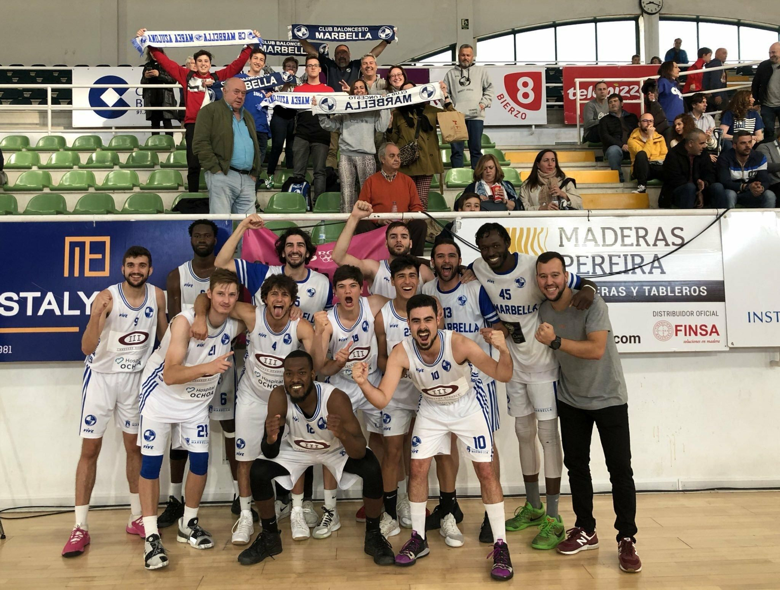 El CB Marbella celebra el triunfo.